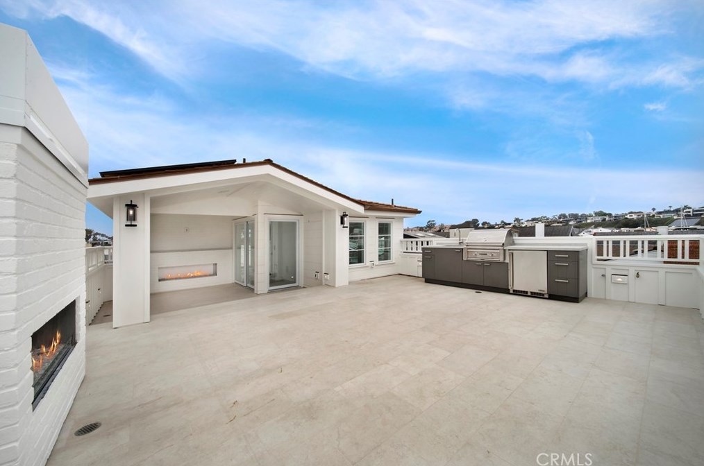 209 Crystal Ave, Newport Beach CA  92662-1313 exterior