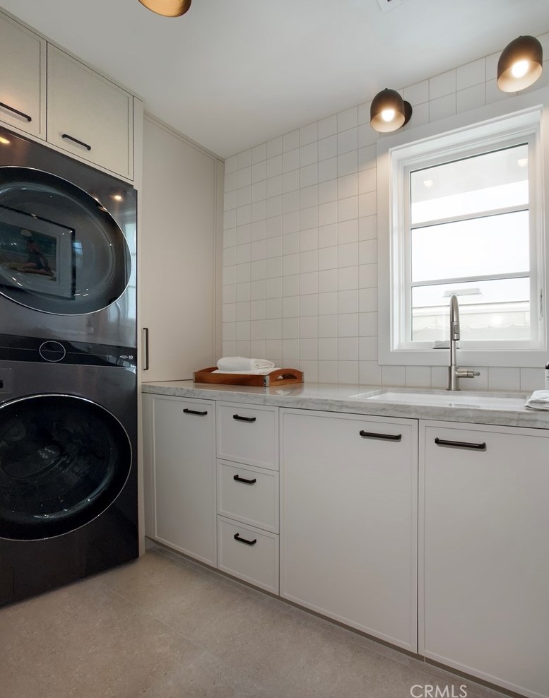 209 Crystal Ave, Newport Beach CA  92662-1313 exterior