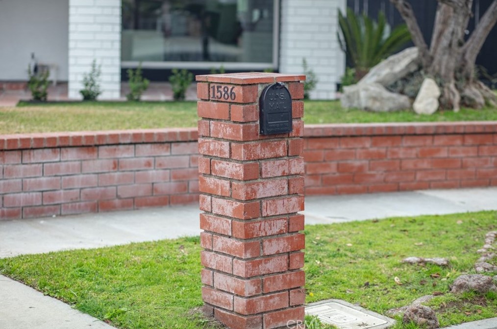 1586 Elm Ave, Anaheim CA  92802-1348 exterior