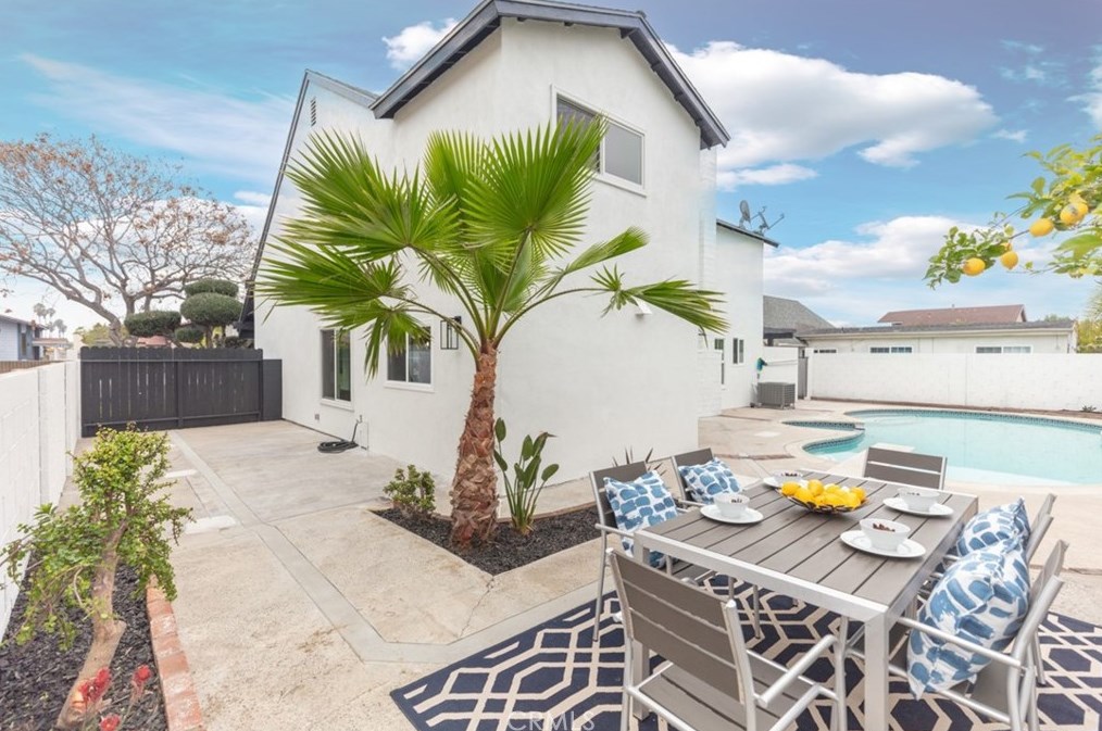 1586 Elm Ave, Anaheim CA  92802-1348 exterior