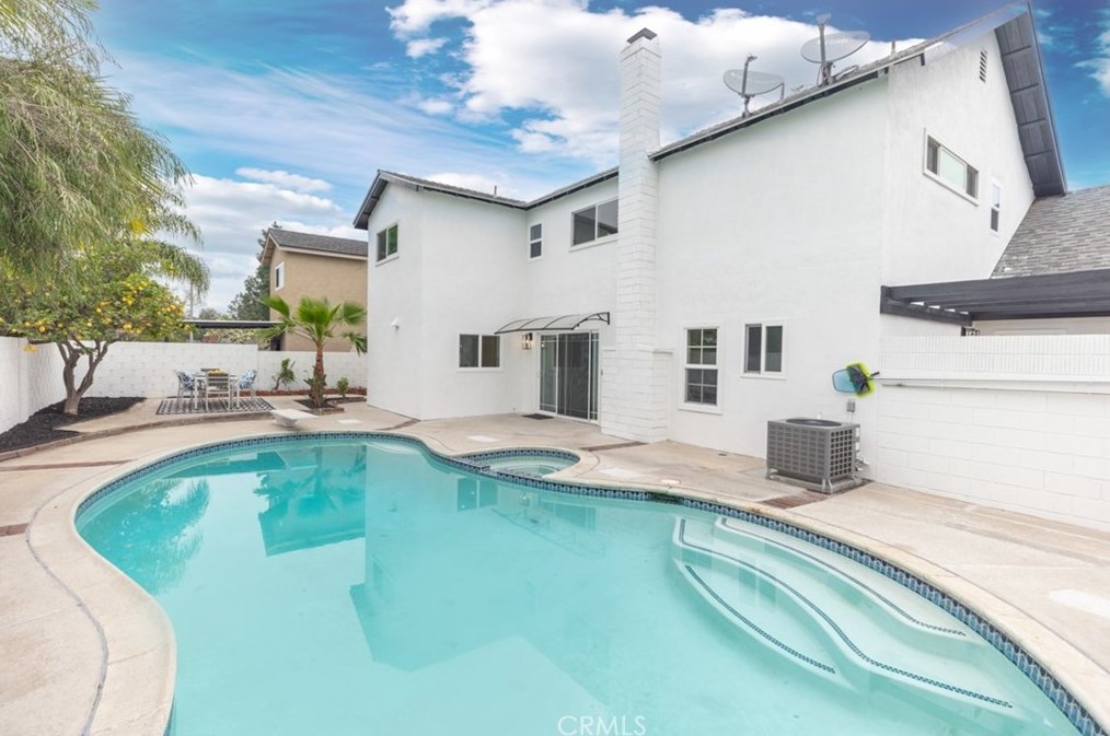 1586 Elm Ave, Anaheim CA  92802-1348 exterior