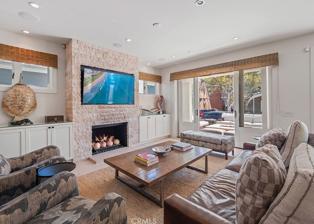 129 Topaz Ave, Newport Beach CA  92662-1024 exterior