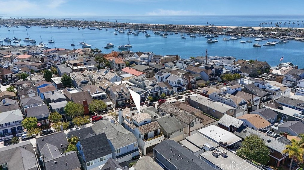 129 Topaz Ave, Newport Beach CA  92662-1024 exterior