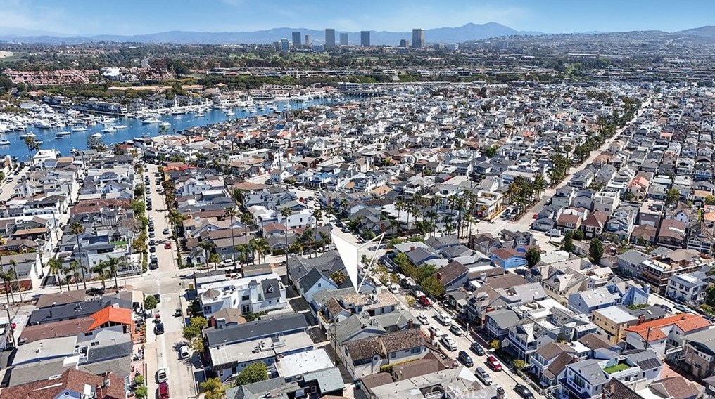 129 Topaz Ave, Newport Beach CA  92662-1024 exterior