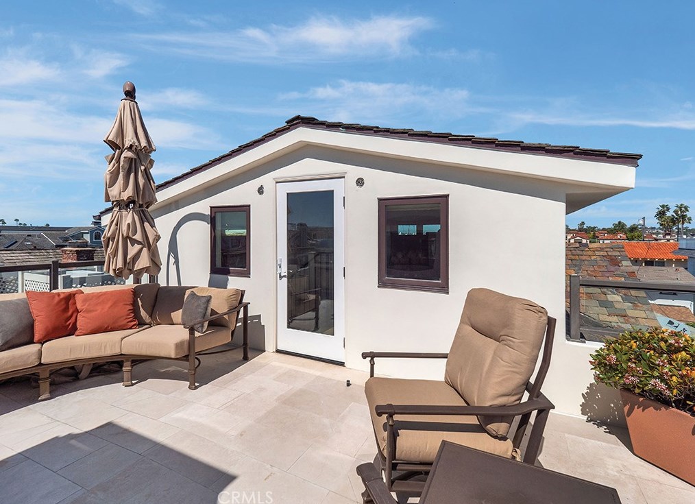 129 Topaz Ave, Newport Beach CA  92662-1024 exterior