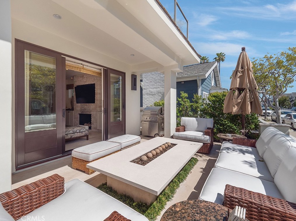 129 Topaz Ave, Newport Beach CA  92662-1024 exterior