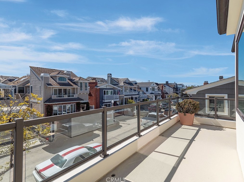 129 Topaz Ave, Newport Beach CA  92662-1024 exterior