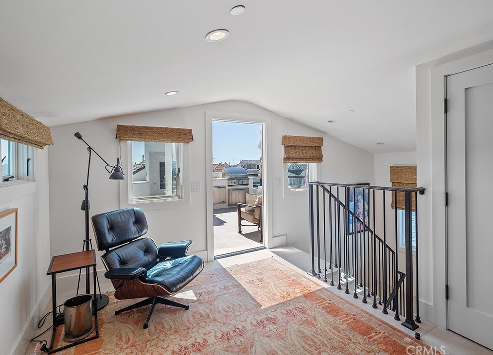 129 Topaz Ave, Newport Beach CA  92662-1024 exterior