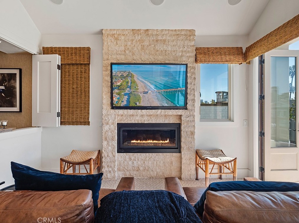 129 Topaz Ave, Newport Beach CA  92662-1024 exterior