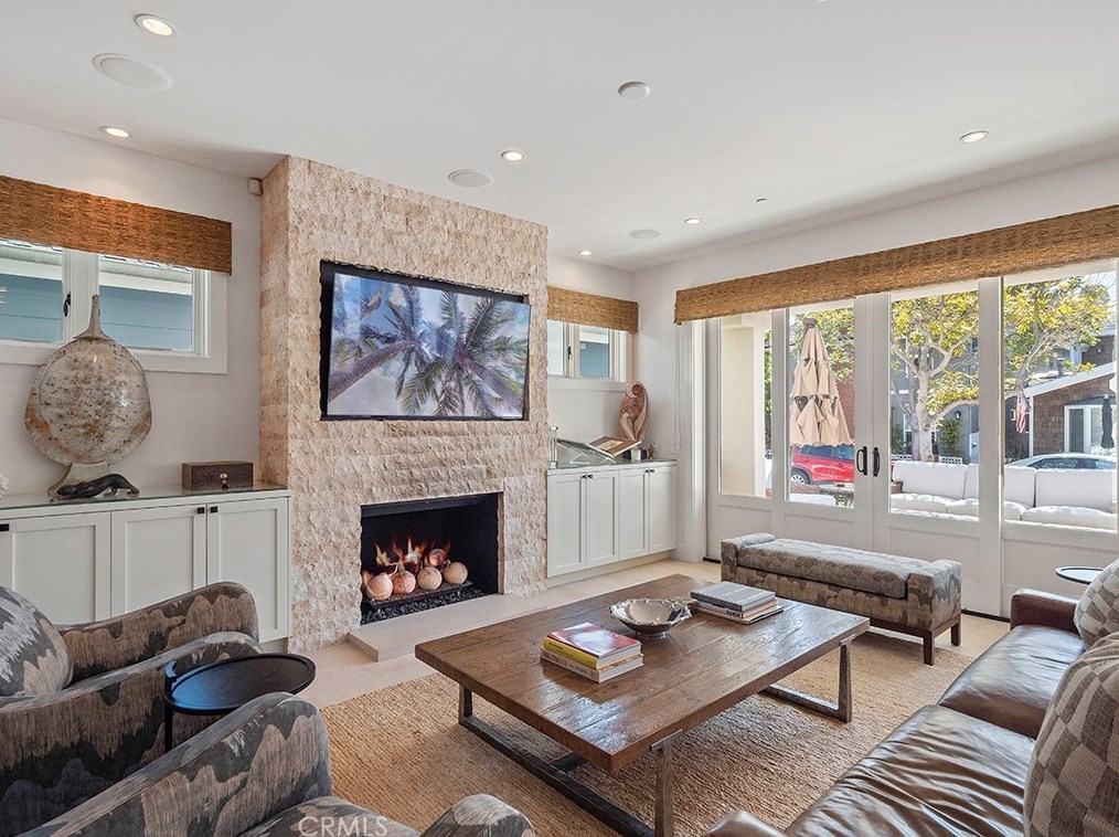 129 Topaz Ave, Newport Beach CA  92662-1024 exterior