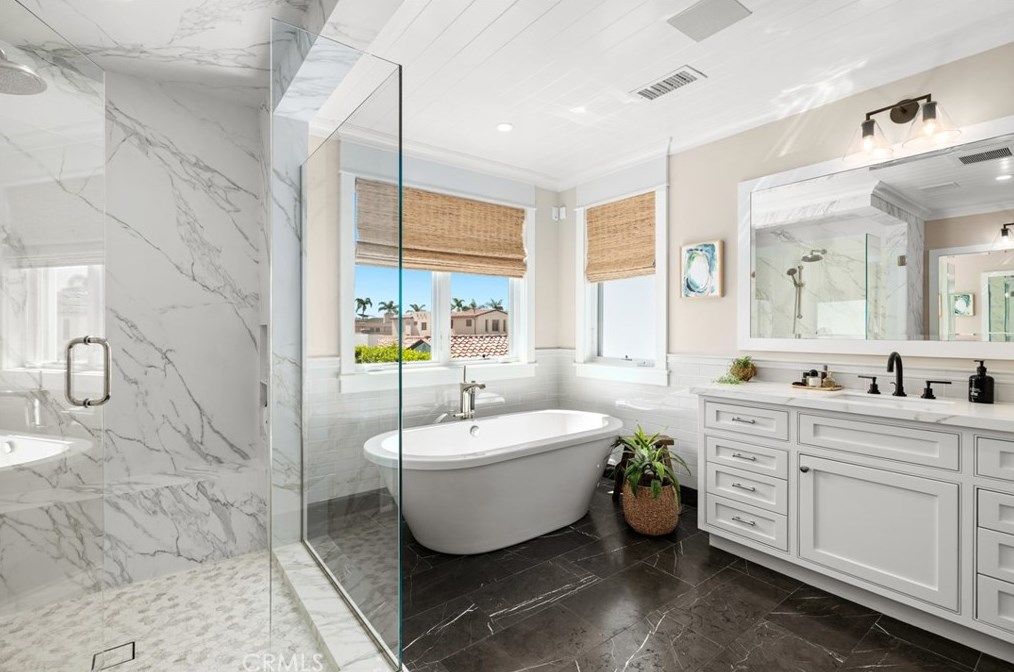 214 Via Mentone, Newport Beach CA  92663-4919 exterior