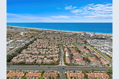 21038 Poolside, Huntington Beach, CA 92648 - Photo 3