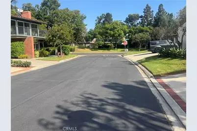 558 Vista Flora, Newport Beach, CA 92660 - Photo 3