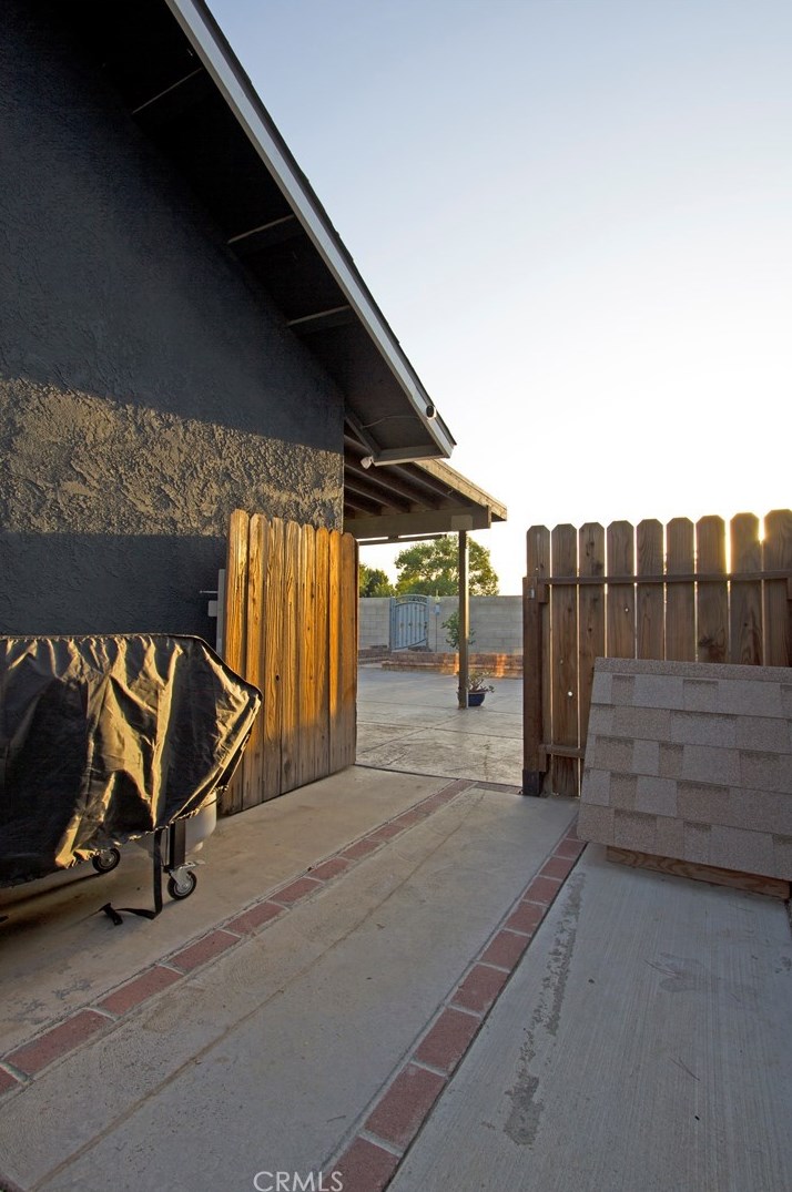 6001 Stone Bridge Ln, Bakersfield CA  93313-3386 exterior