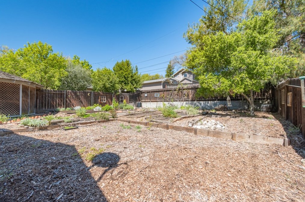 145 16th St, Lake Nacimiento CA  93446-2079 exterior