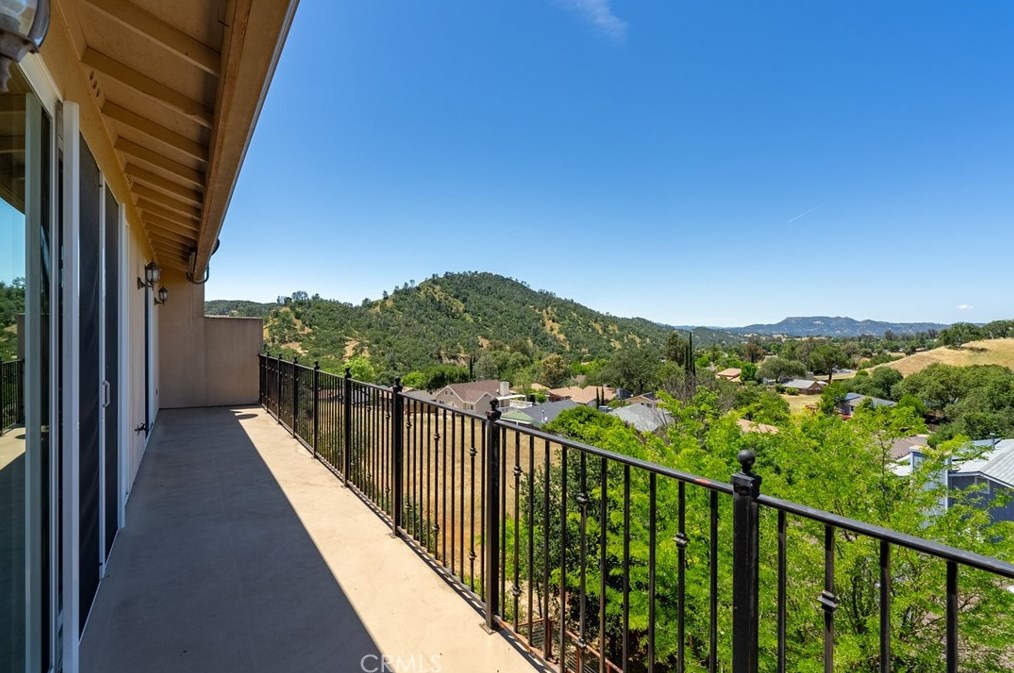 5049 Meadow Lark Ln, Lake Nacimiento CA  93446-4258 exterior
