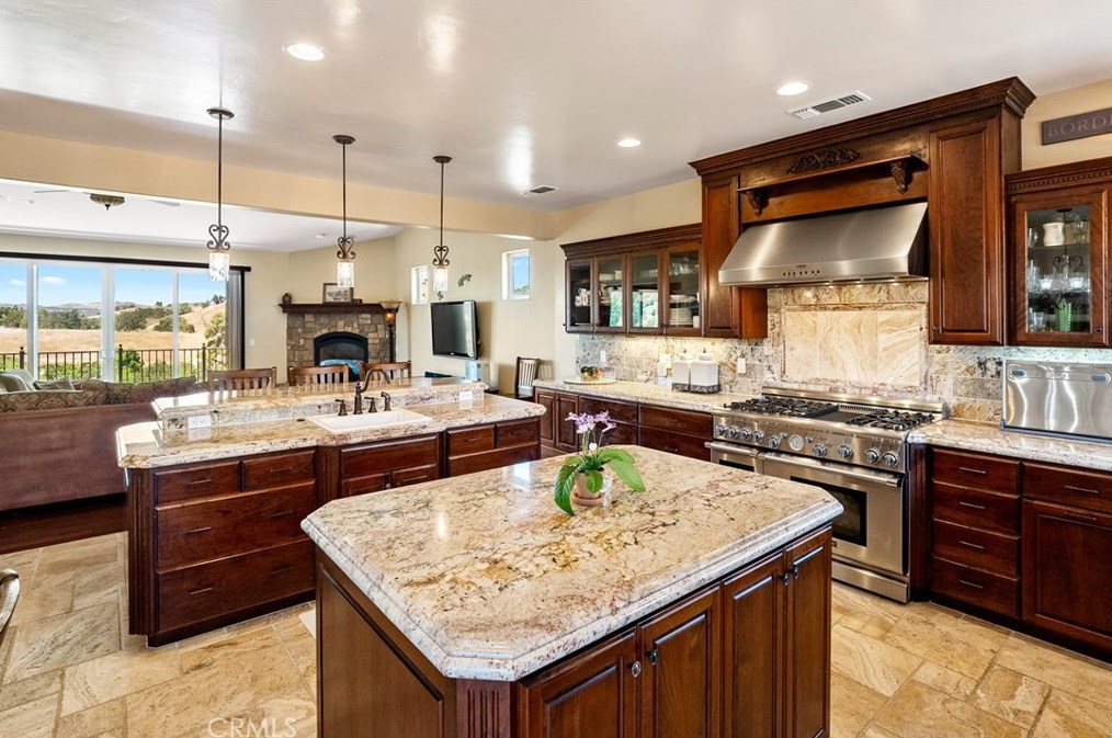 5049 Meadow Lark Ln, Lake Nacimiento CA  93446-4258 exterior