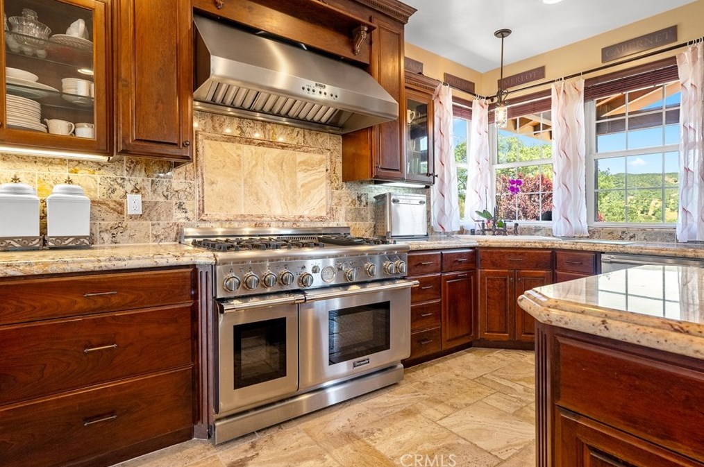 5049 Meadow Lark Ln, Lake Nacimiento CA  93446-4258 exterior