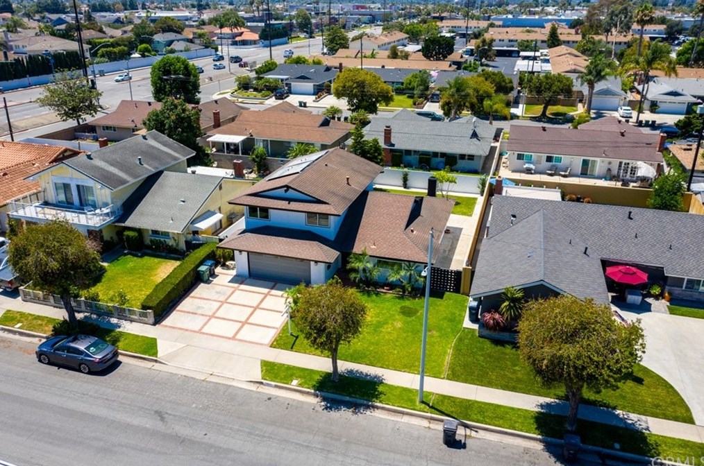 19931 Lexington Ln, Huntington Beach CA  92646-4323 exterior