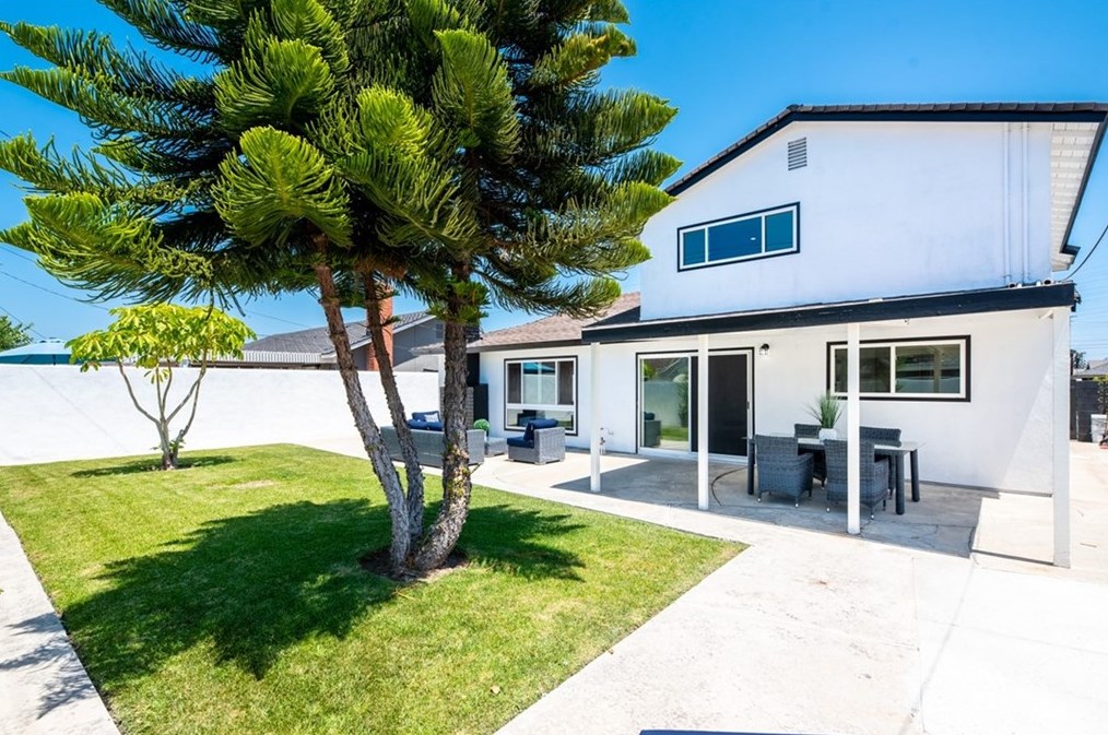 19931 Lexington Ln, Huntington Beach CA  92646-4323 exterior