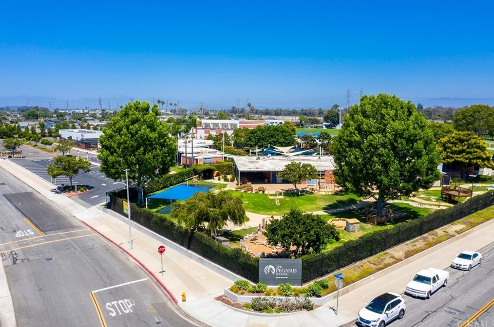 19931 Lexington Ln, Huntington Beach CA  92646-4323 exterior