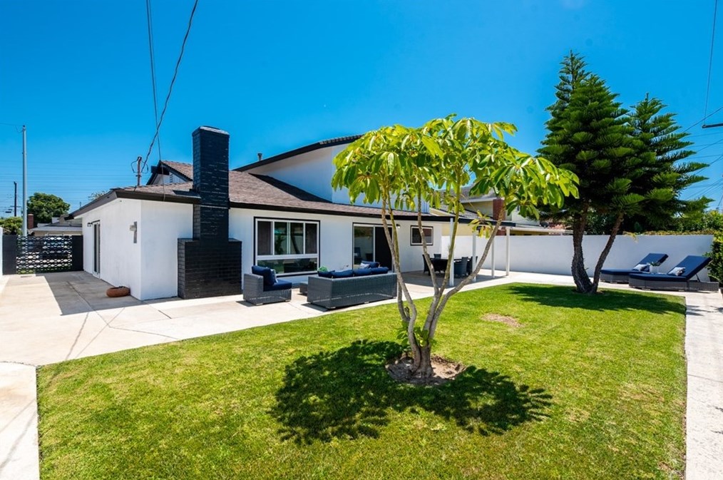 19931 Lexington Ln, Huntington Beach CA  92646-4323 exterior