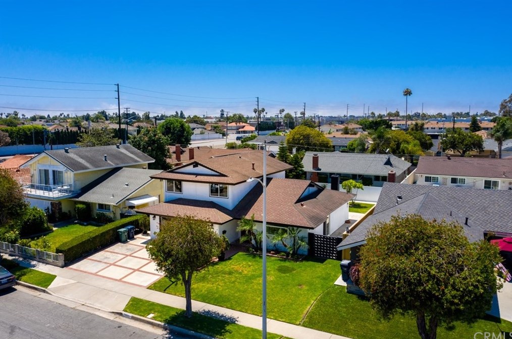 19931 Lexington Ln, Huntington Beach CA  92646-4323 exterior