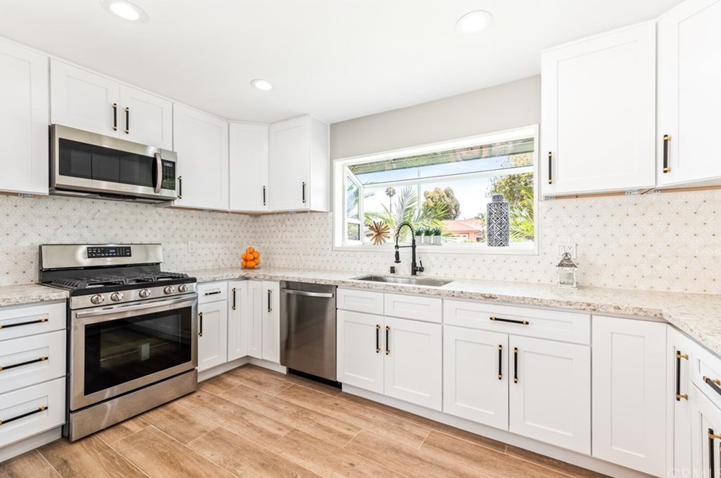 19931 Lexington Ln, Huntington Beach CA  92646-4323 exterior