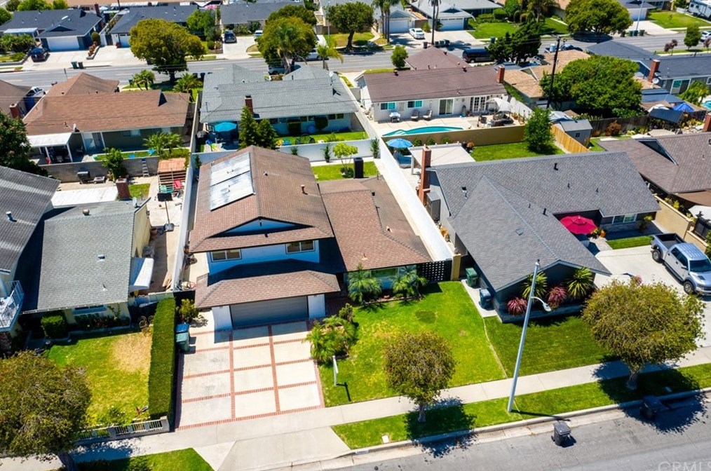 19931 Lexington Ln, Huntington Beach CA  92646-4323 exterior