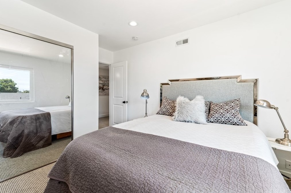 19931 Lexington Ln, Huntington Beach CA  92646-4323 exterior