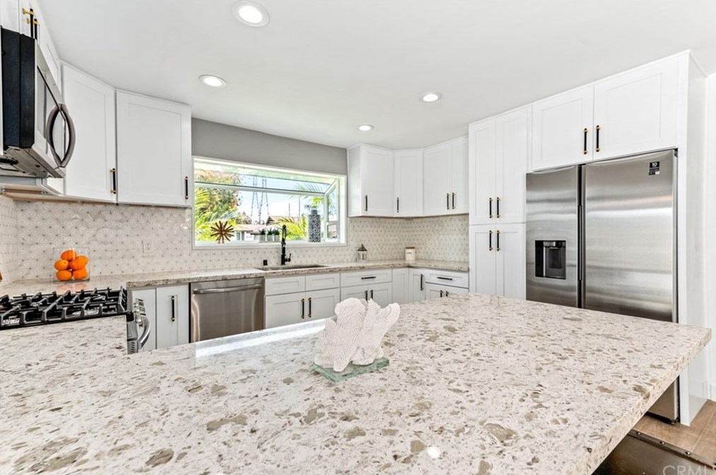 19931 Lexington Ln, Huntington Beach CA  92646-4323 exterior