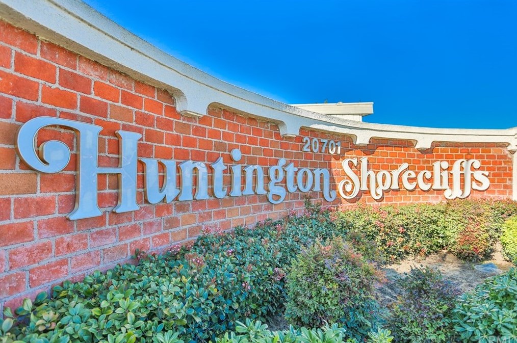 20701 Beach Blvd, Huntington Beach CA  92648-4908 exterior