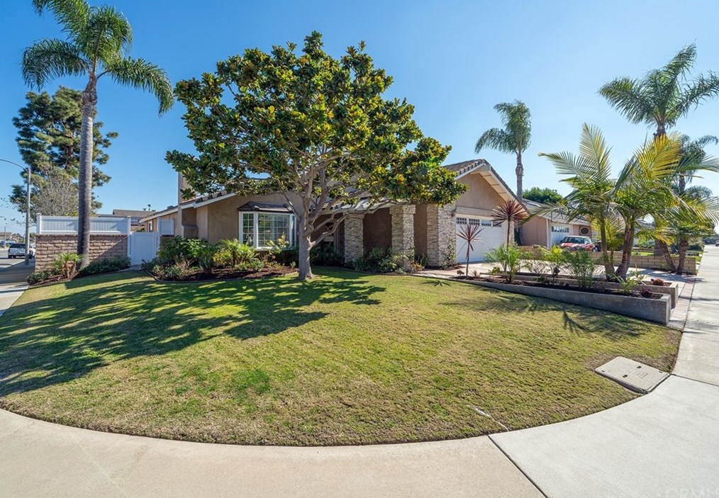 20042 New Britain Ln, Huntington Beach CA  92646-4423 exterior