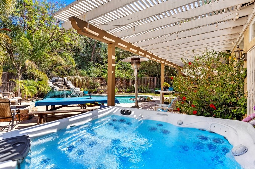 39528 Montebello Way, Murrieta CA  92563-7333 exterior