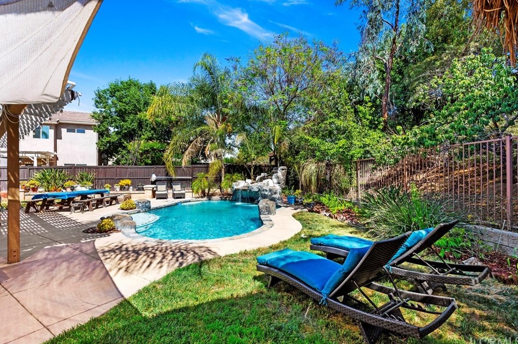 39528 Montebello Way, Murrieta CA  92563-7333 exterior
