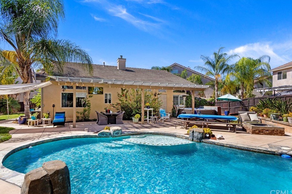 39528 Montebello Way, Murrieta CA  92563-7333 exterior