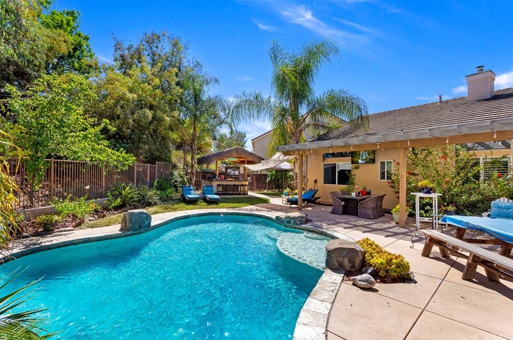 39528 Montebello Way, Murrieta CA  92563-7333 exterior