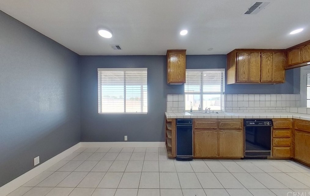 14184 Wells Fargo St, Hesperia CA  92344-8158 exterior