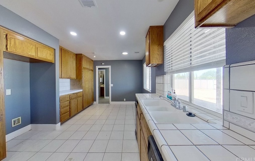 14184 Wells Fargo St, Hesperia CA  92344-8158 exterior