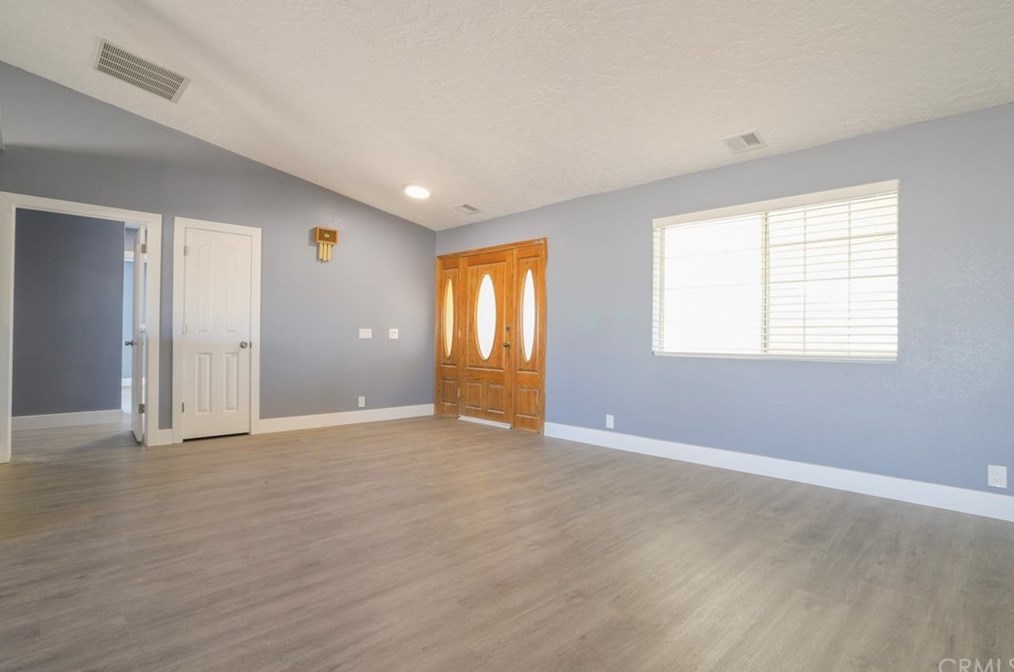 14184 Wells Fargo St, Hesperia CA  92344-8158 exterior