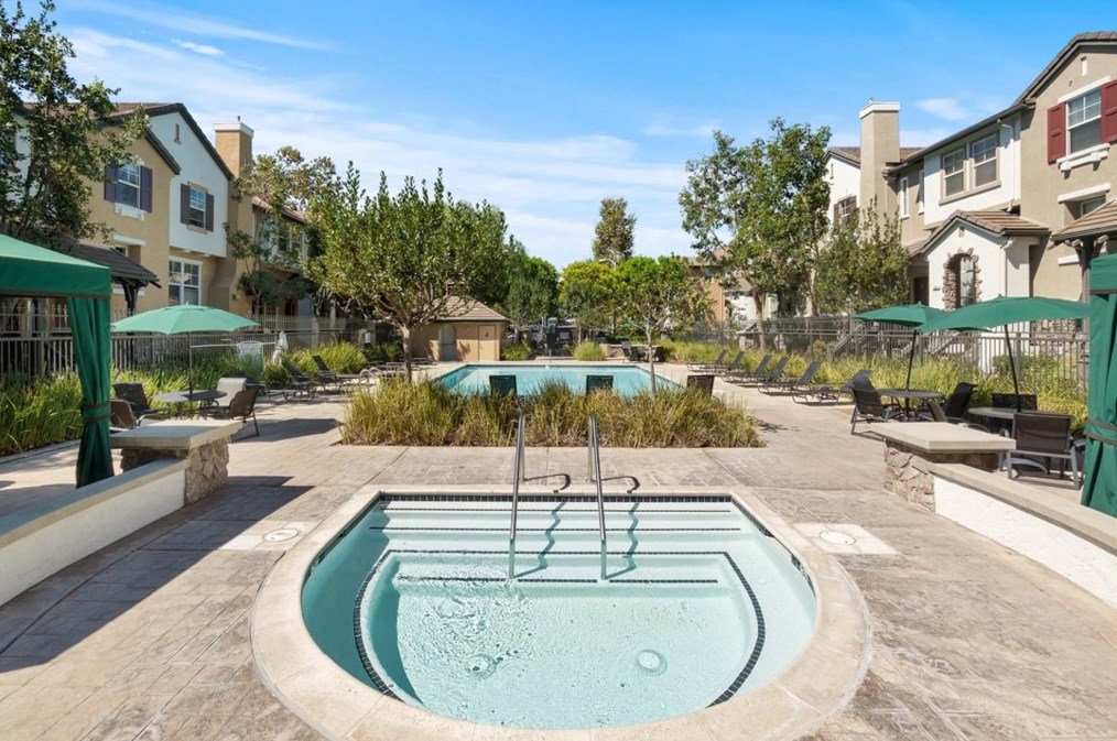 18 Kenilworth Ln, Laguna Beach CA  92656-8094 exterior