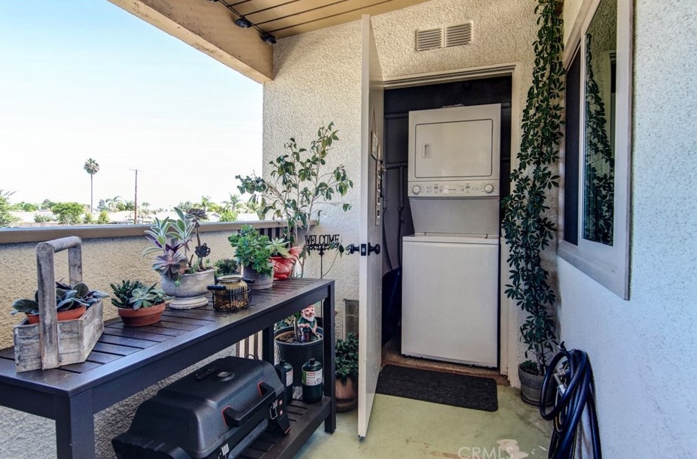8933 Biscayne Ct, Huntington Beach CA  92646-6202 exterior