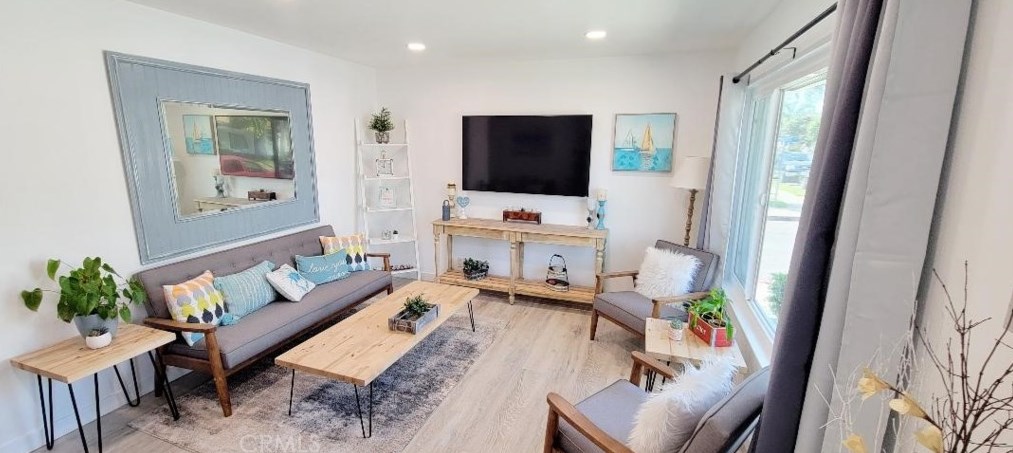 9864 Continental Dr, Huntington Beach CA  92646-4241 exterior