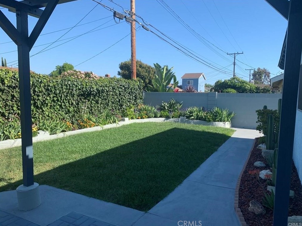 17102 Kampen Ln, Huntington Beach CA  92647-6016 exterior