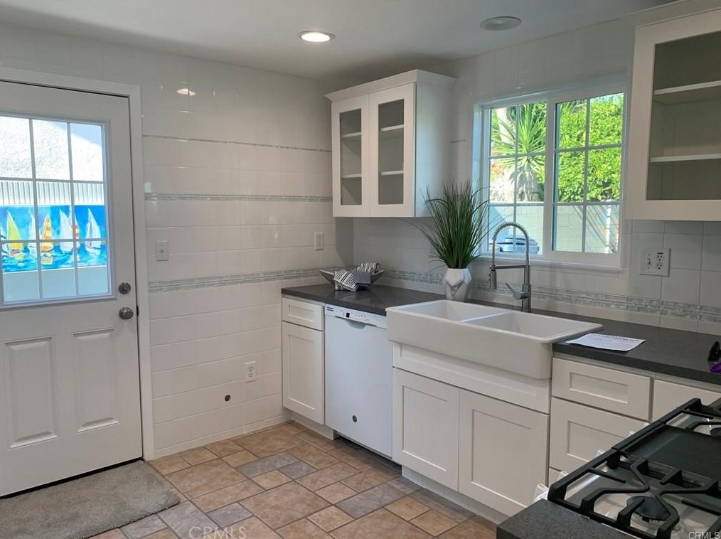 17102 Kampen Ln, Huntington Beach CA  92647-6016 exterior