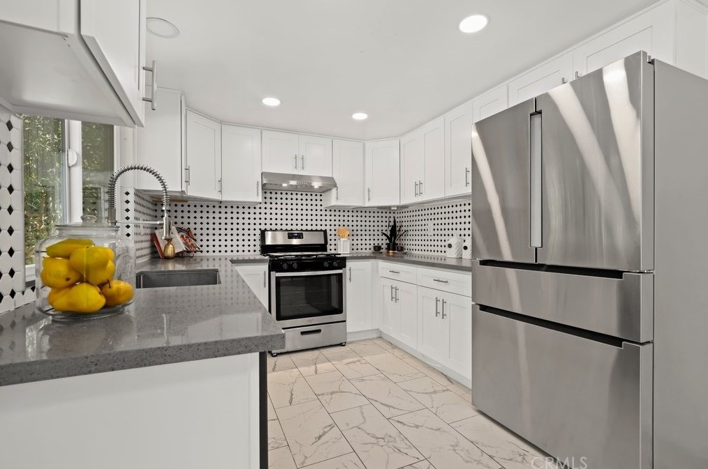 18229 Friar St, Los Angeles CA  91335-7034 exterior