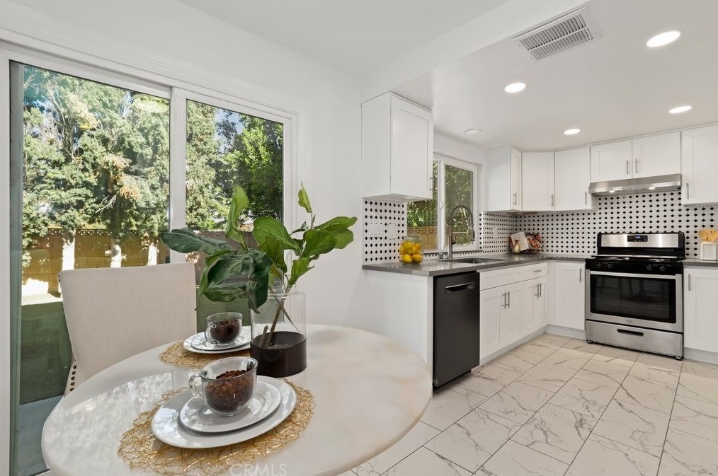 18229 Friar St, Los Angeles CA  91335-7034 exterior