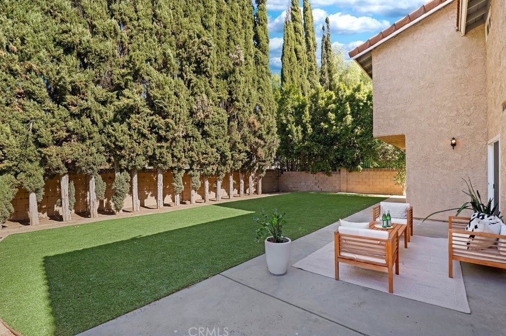 18229 Friar St, Los Angeles CA  91335-7034 exterior