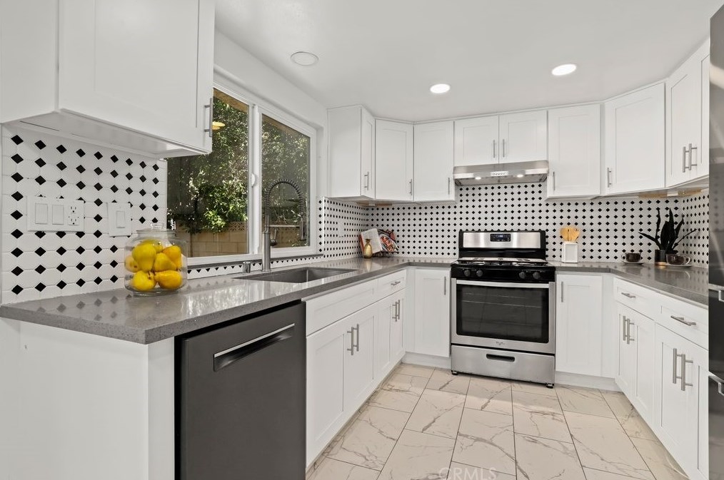 18229 Friar St, Los Angeles CA  91335-7034 exterior