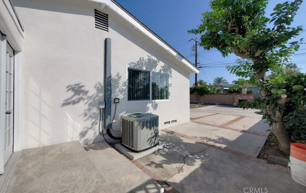 16542 Hart Cir, Huntington Beach CA  92647-4815 exterior